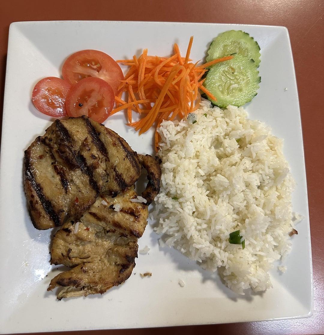 Close-up of Com Chien Ga Nuong at Com Com Restaurant