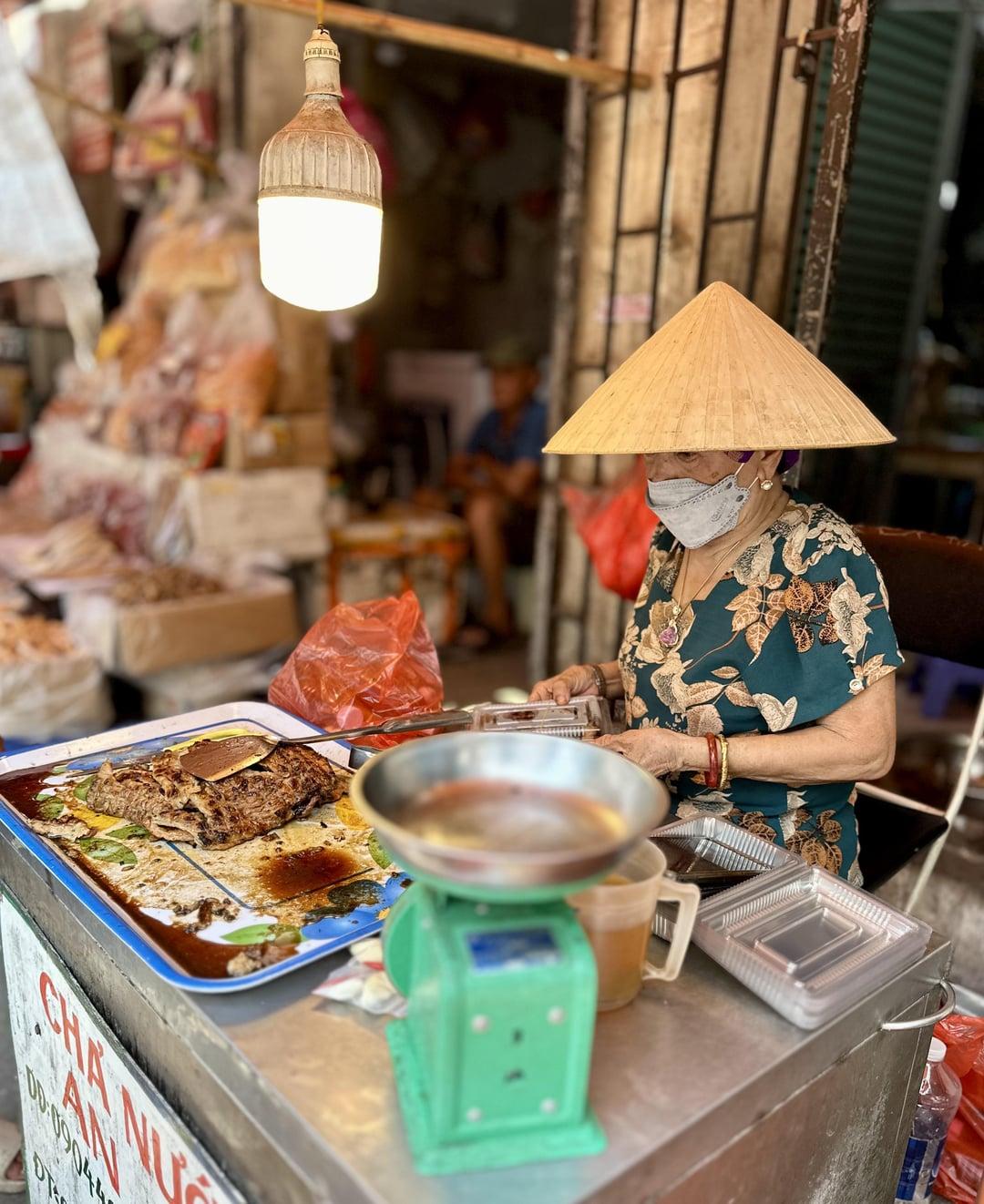 Com Com Restaurant: Vibrant Vietnamese Street Food Scene