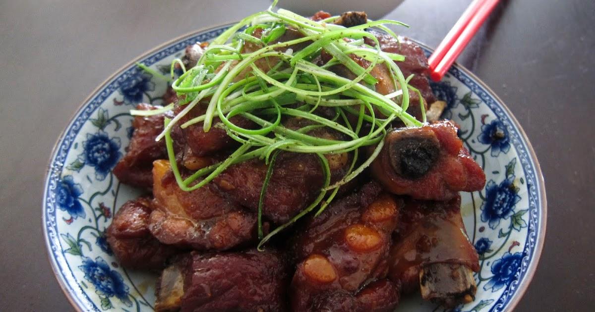 A Vietnamese family enjoying pho together