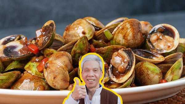 Vietnamese Stir-Fried Clams with Garlic at Com Com Restaurant